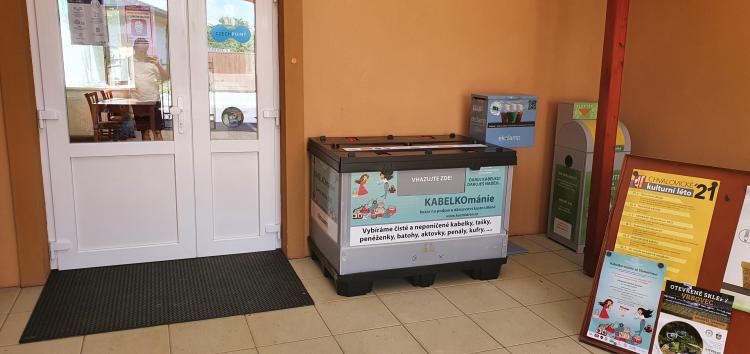 Sběrná nádoba na kabelky umístěná před vchodem do budovy OÚ